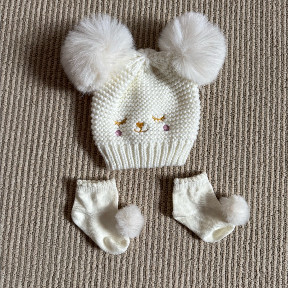 Baby Matching Socks and Hat - white brand new never worn 3-12 months